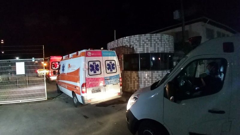 Os pacientes chegaram ao Estado em um voo vindo da capital do Amazonas e foram levados de ambulância para o Hospital Jayme dos Santos Neves, na Serra (Foto: Beto Morais/ AT)