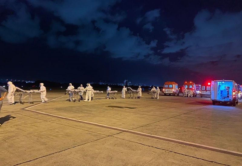 Os pacientes chegaram ao Estado em um voo vindo da capital do Amazonas e foram levados de ambulância para o Hospital Jayme dos Santos Neves, na Serra (Foto: Divulgação/ Sesa)