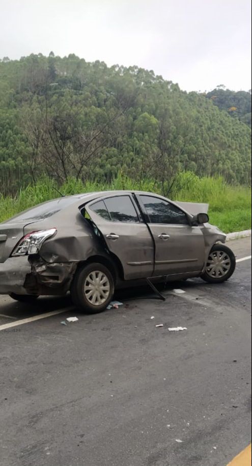 Carro envolvido em acidente ficou destruído (Foto: Divulgação/ Bombeiros)