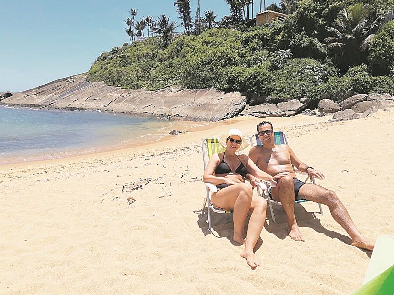 Cristina e Augusto Carelli, de Belo Horizonte, na Praia da Restinga, longe da agitação da Praia do Morro (Foto: Roberta Bourguignon )