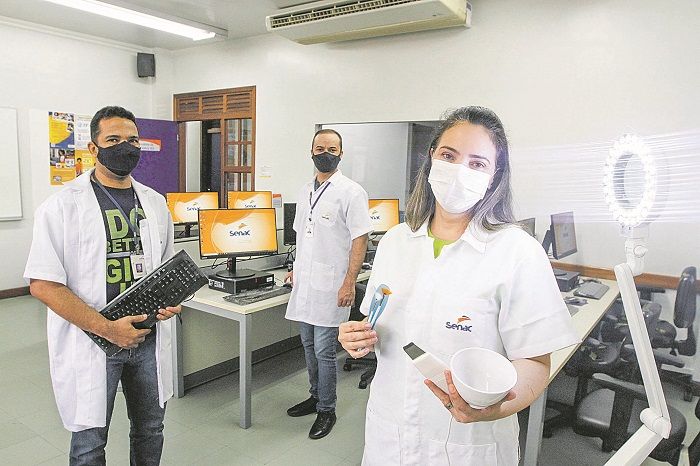 A professora do curso de Estética do Senai, Helba Idalino, diz que o mercado na área da Estética está aquecido. (Foto: Beto Morais/AT)