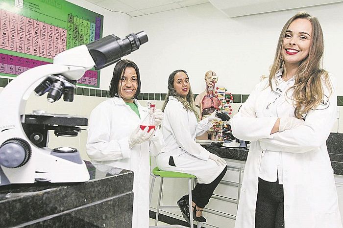 A professora de Análises Clínicas Monique Bicalho com as alunas Solange Pinto e Raiane Araújo: vantagens (Foto: Fábio Nunes/AT)