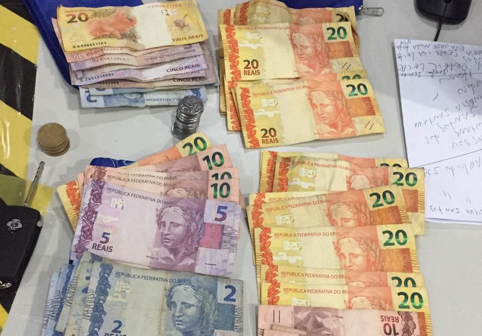 Parte do dinheiro roubado foi recuperado com três suspeitos que foram capturados pela Guarda. (Foto: Guarda Municipal de Vitória)