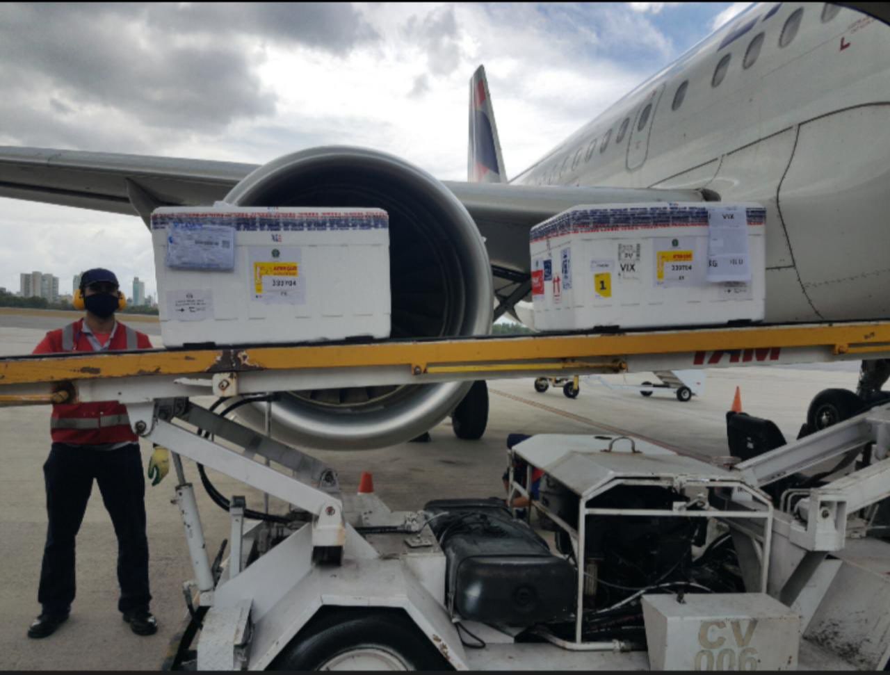 Imunizante chegou no Aeroporto de Vitória (Foto: Reprodução/ Twitter @Casagrande_ES)