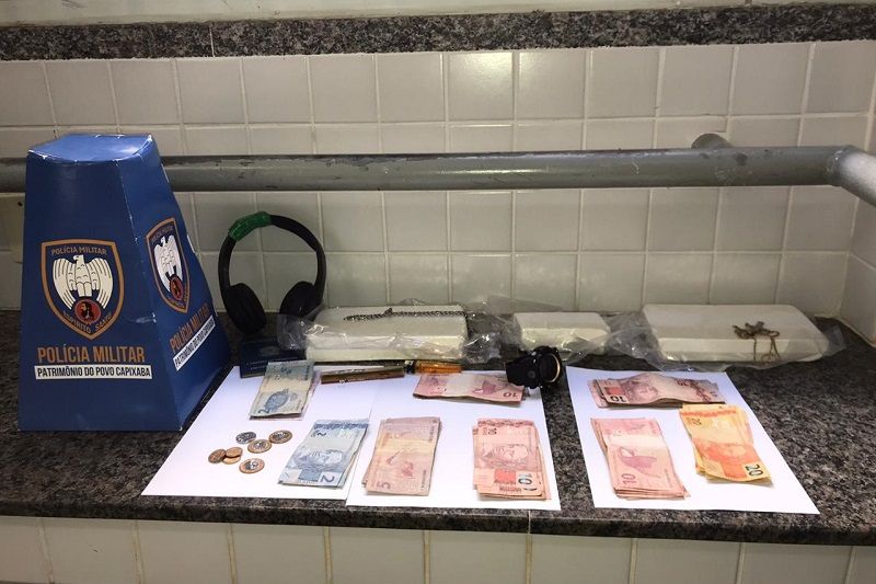 Com o suspeito havia três tabletes de cocaína e R$ 600,00 em espécie (Foto: Divulgação/ Polícia Militar)