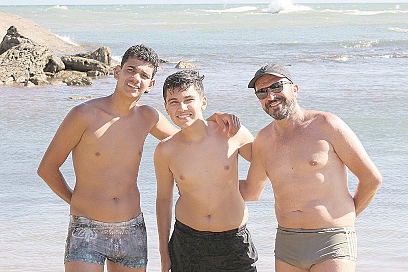 Eduardo Milhares, o filho Rafael e o primo Felipe descobriram a Praia dos Bairristas (Foto: Roberta Bourguignon)
