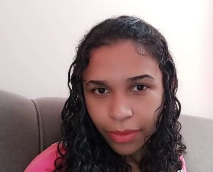 Elisiane Souza Câmera, de 27 anos, foi morta no quintal da casa dos pais, em Rio Novo do Sul. (Foto: Acervo da família)