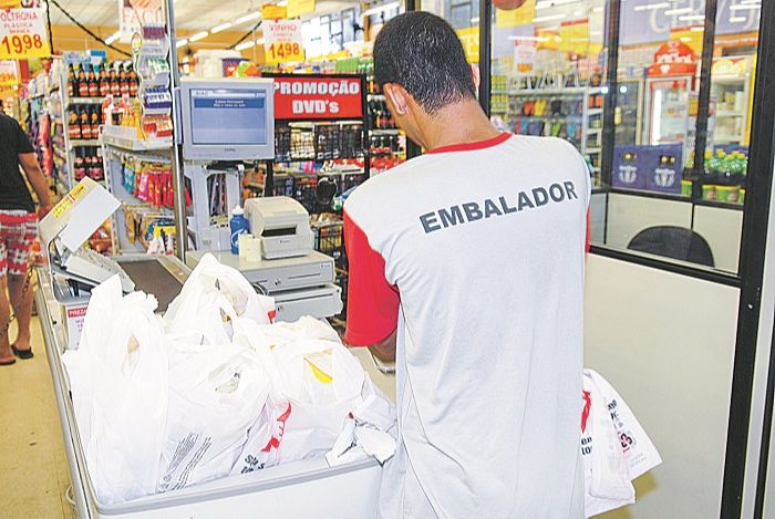 Embalador em supermercado: estocagem excessiva de plástico tem causado aumento nos preços (Foto: Divulgação)
