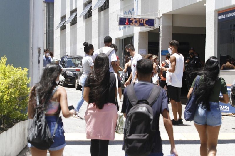 Candidatos chegam em faculdade de Vitória no primeiro dia de provas (Foto: Leone Iglesias/AT)