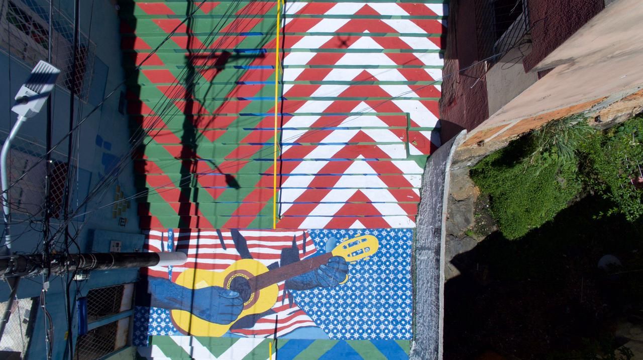 Obra de arte ajuda a revitalizar escadaria histórica no centro de Vitória (Foto: Andersson Bibico)