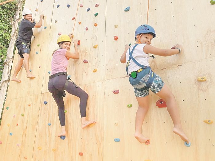Thiago Faitanin, a namorada Letícia Silva e o sobrinho Davi Faitanin aproveitaram para se divertir na parede (Foto: Roberta Bourguignon)