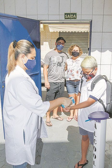 Em visita ontem ao Centro Educacional Sonho Meu, em Itacibá, Cariacica, o programador de tráfego Jadson Rodrigues de Assis, 44, e a técnica de enfermagem Daniele Zene, 39, falaram à reportagem sobre a decisão de que o filho Guilherme, de 13 anos, volta para o ensino presencial a partir da próxima quarta-feira. “Optamos pelo presencial porque a escola, desde o ano passado, está seguindo os protocolos sanitários com muito rigor”, disse o pai. (Foto: Leone Iglesias/AT)