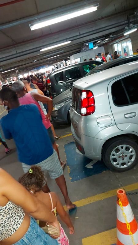 Clientes aguardavam no estacionamento para entrar na loja (Foto: WhatsApp)