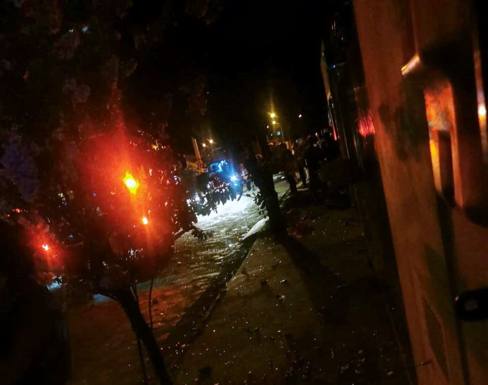 Um dos policiais feridos na explosão está em estado grave com traumatismo craniano e queimaduras. (Foto: Reprodução)