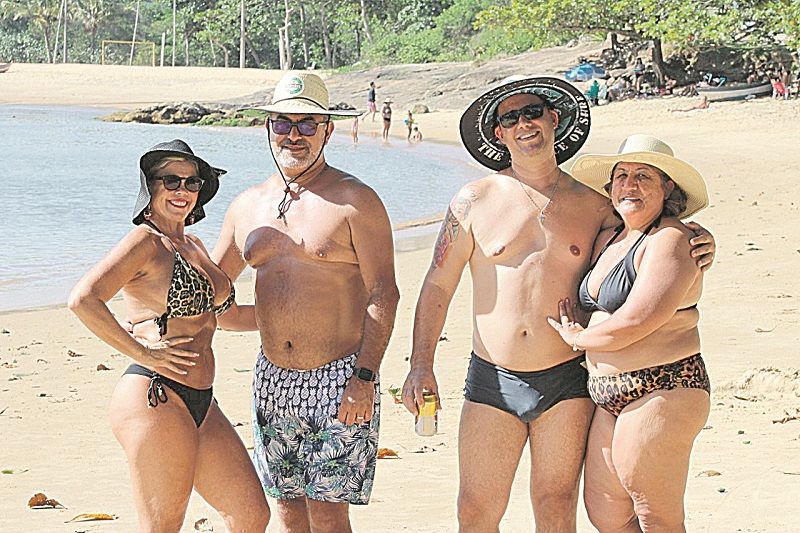 Fabiano da Costa Barbosa, Cristina Pontes Miranda, José Carlos Souza e Lúcia Helena Xavier curtem a Praia dos Pescadores, em Meaípe (Foto: Roberta Bourguignon)