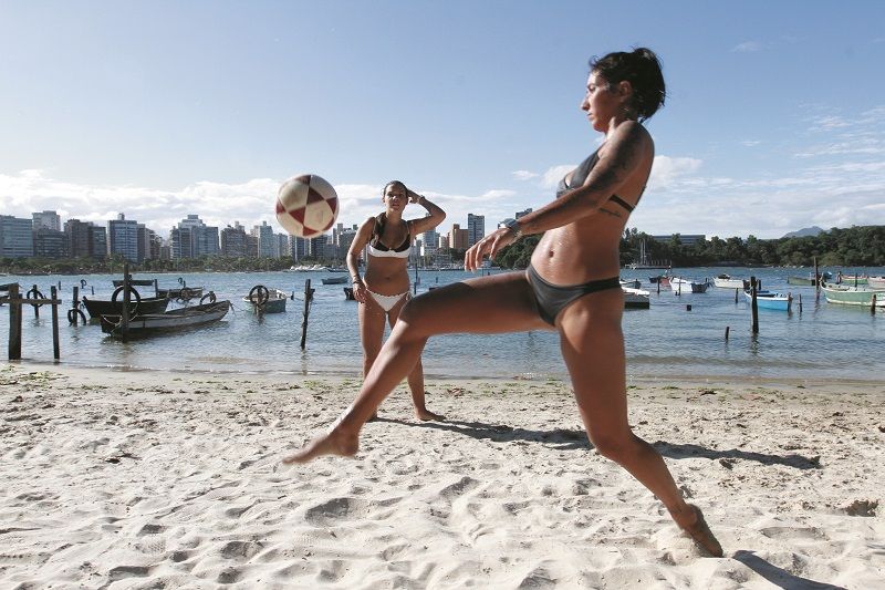 Feras na altinha: Thays Lugon e Amandha Gomes praticam a modalidade na praia (Foto: Leone Iglesias/AT)
