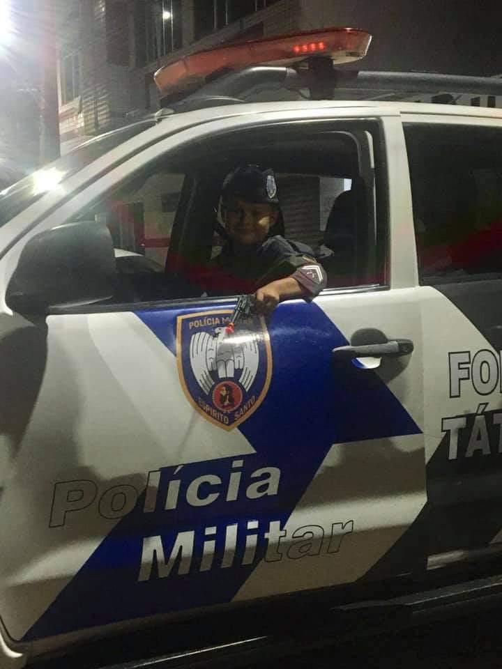 Davi realizou o sonho de ter uma festa com tema de polícia e conheceu uma viatura (Foto: Acervo de Família)