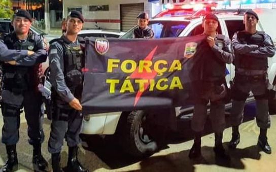 Cinco agentes fizeram uma surpresa para o garotinho (Foto: Acervo de Família)