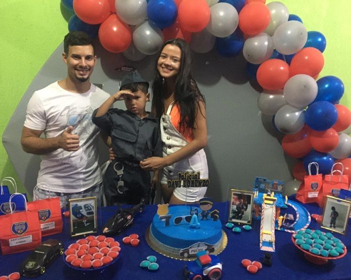 O casal de empresários, Jeferson dos Santos Rodrigues e Weslla de Oliveira com o filho Davi Lorenzo que completou 4 anos com festa temática da polícia (Foto: Acervo de Família)