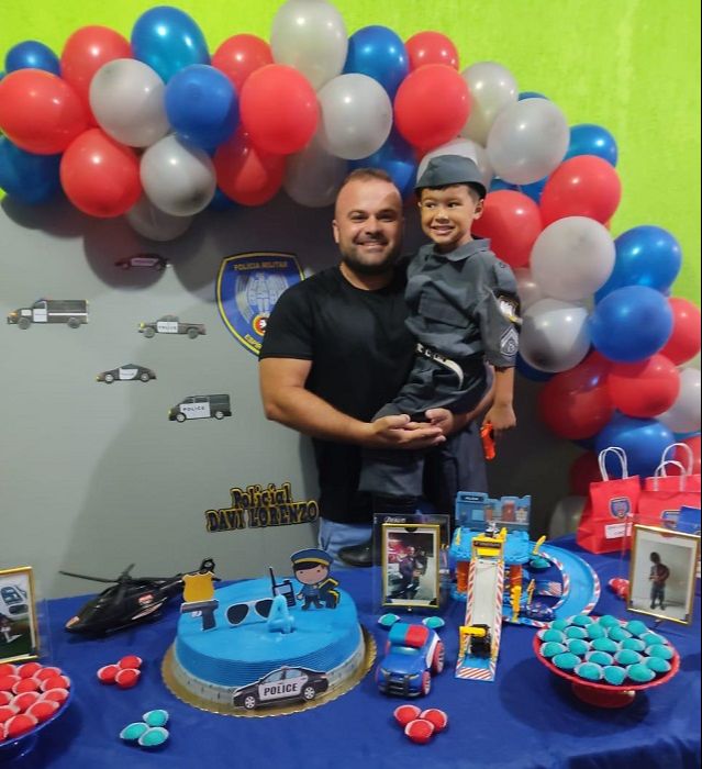 Policial Jailton com o pequeno Davi (Foto: Acervo de família)