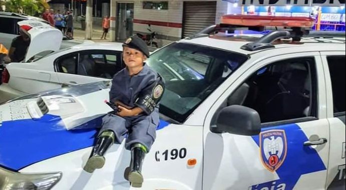 Davi ganhou uma farda de policial e ainda conheceu uma viatura (Foto: Acervo de família)