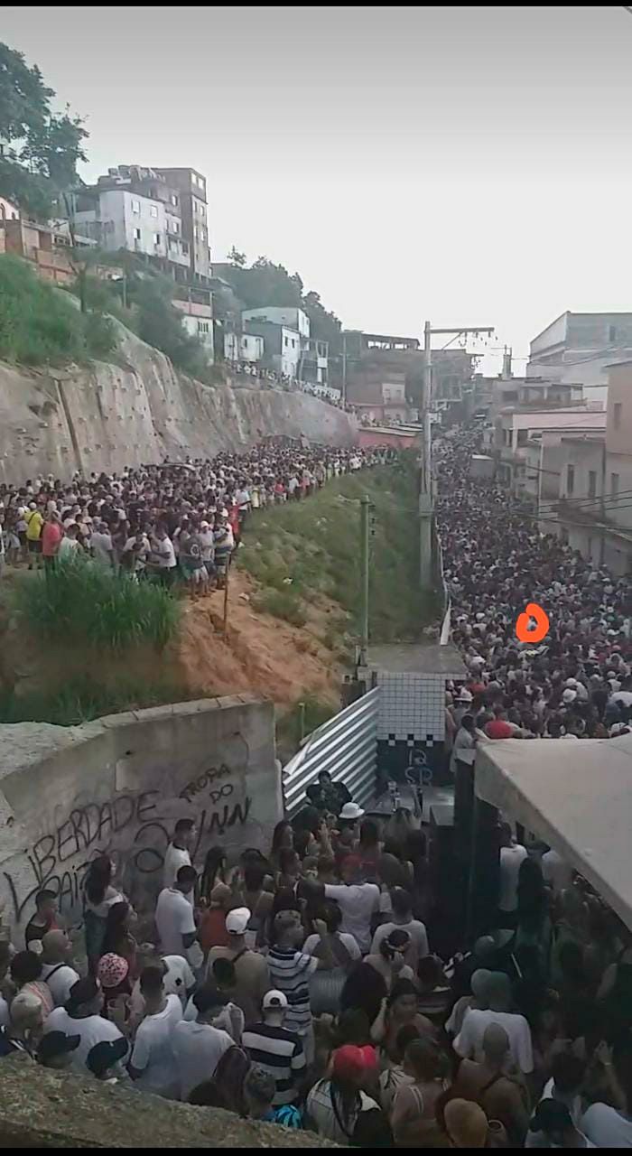 Baile funk reuniu milhares de pessoas (Foto: Compartilhado via WhatsApp)