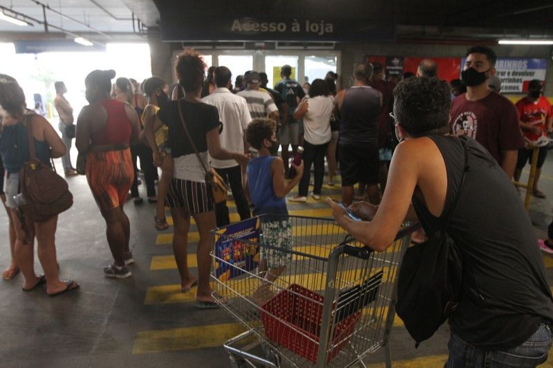 Fila no estacionamento para acessar o hipermercado (Foto: Beto Morais/AT)