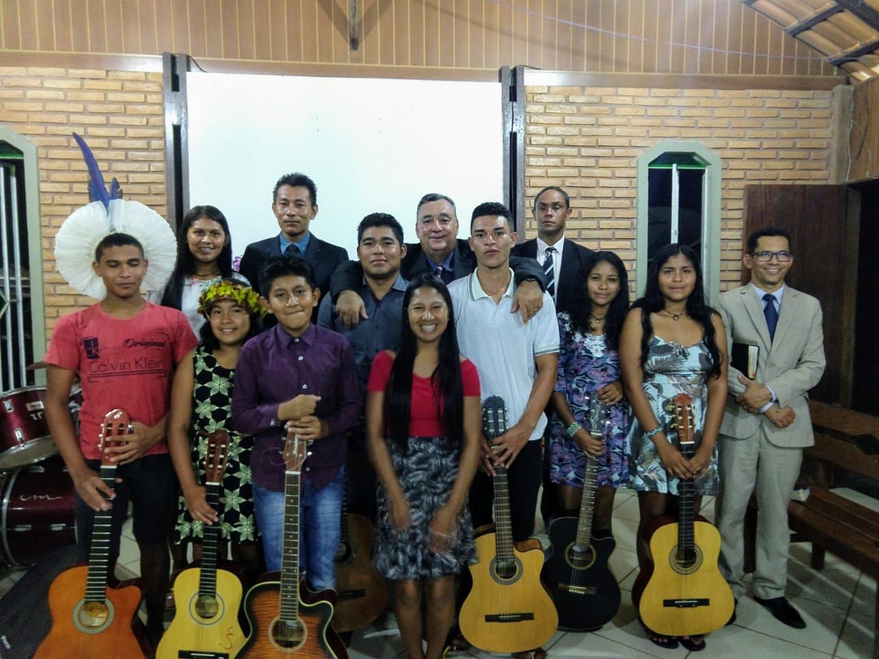 Pastor Sancler com membros da ICM no templo da igreja na Aldeia Barra Velha, no Sul da Bahia, antes da pandemia
