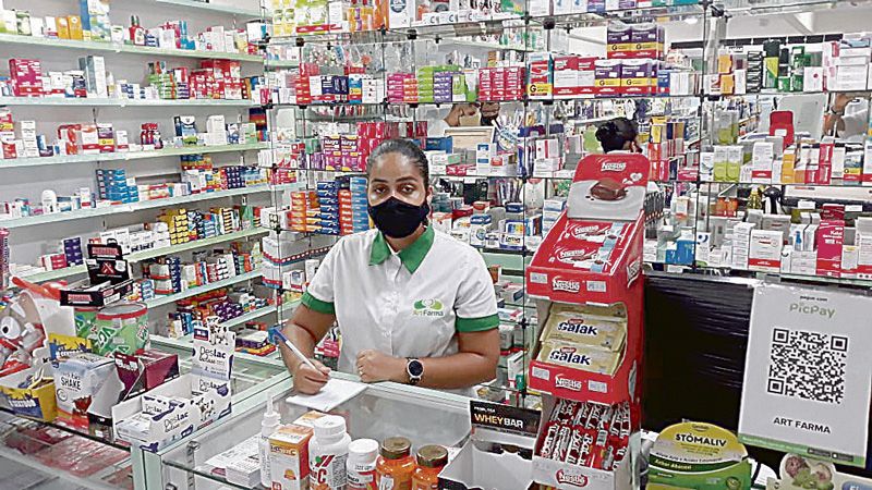 Brenda Avarinto perdeu o emprego em abril e, poucos meses depois, conseguiu se recolocar em uma farmácia (Foto: Divulgação)