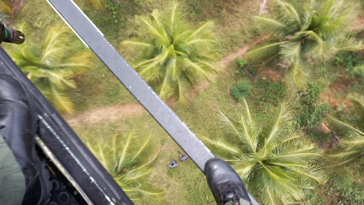Bandidos abandonaram o veículo e seguiram fugindo a pé. (Foto: Divulgação/Notaer)