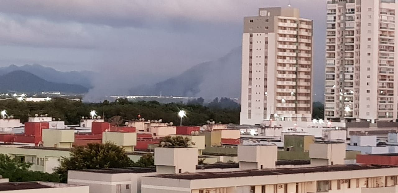 Dois focos de incêndio na mata (Foto: Fabiana Tostes)