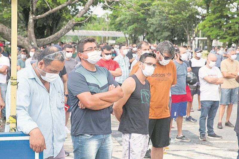Funcionários das unidades da Ford em Taubaté (SP) e Camaçari (BA), que serão fechadas, fizeram manifestações (Foto: Rogério Marques/ Agência Estado)