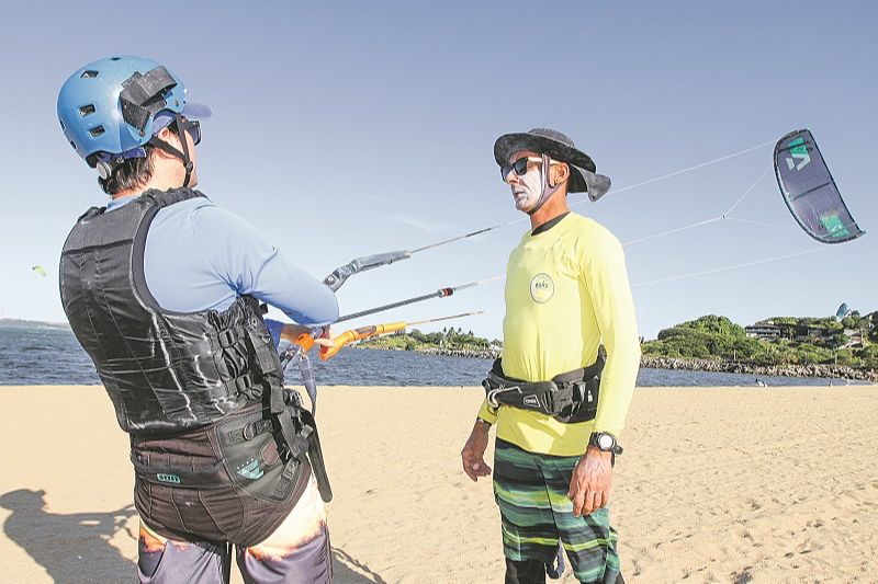 Giovani Siqueira é instrutor de kitesurf (Foto: Beto Morais/AT)