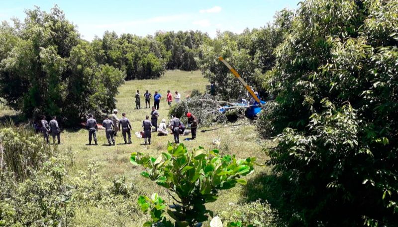 Helicóptero caiu em uma região de mata próxima ao Aeroclube (Foto: WhatsApp)