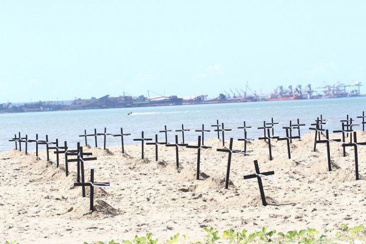 Homenagem feita para vítimas da Covid na Praia de Camburi em junho de 2020. (Foto: Leone Oliveira)