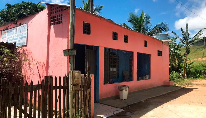 Fiéis faziam uma oração quando o jovem chegou ferido (Foto: Jaciele Simoura / AT)