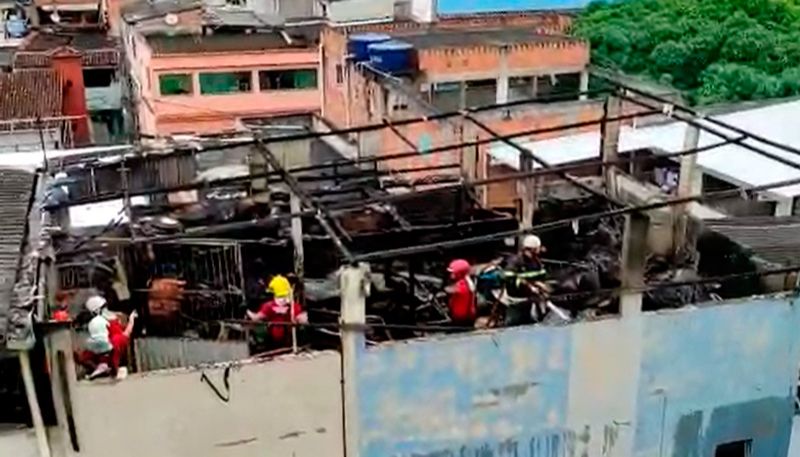 Bombeiros atuam para conter as chamas no terraço do prédio (Foto: Reprodução / Youtube)