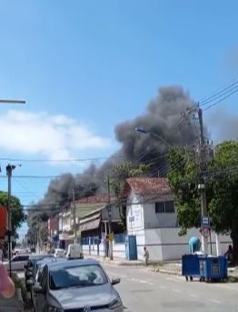 Chamas foram registradas por quem passava pelo local (Foto: Enviada por WhatsApp)