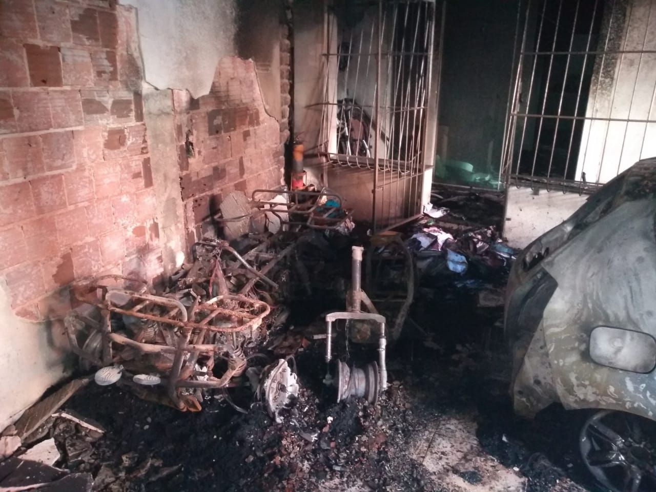 Garagem e veículos foram destruídos pelas chamas (Foto: Fábio Nunes/ AT/ 19/01/2021)