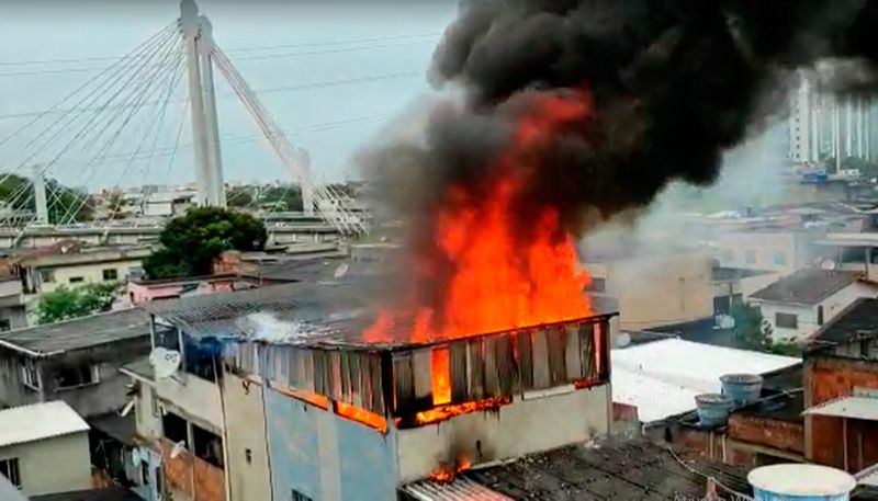 Incêndio destruiu o quarto andar do prédio (Foto: Reprodução / Youtube)