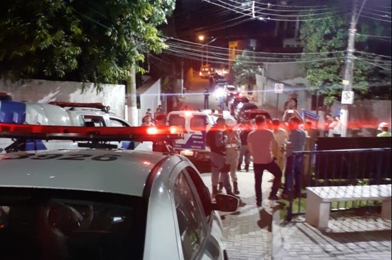 Movimentação no Morro no Moreno após inspetor penitenciário ser baleado enquanto fazia trilha com amigos. (Foto: Rafaela Ladeira)