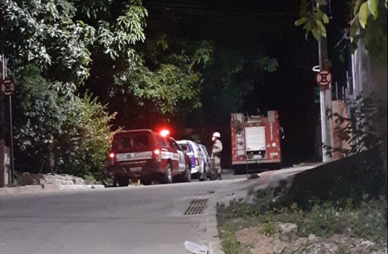 Bombeiros e Samu foram acionados para resgatar inspetor penitenciário baleado. (Foto: Rafaela Ladeira)