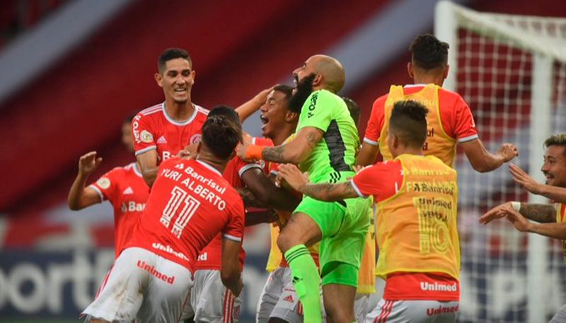 Jogadores celebram mais uma vitória no campeonato (Foto: Reprodução / Twitter)