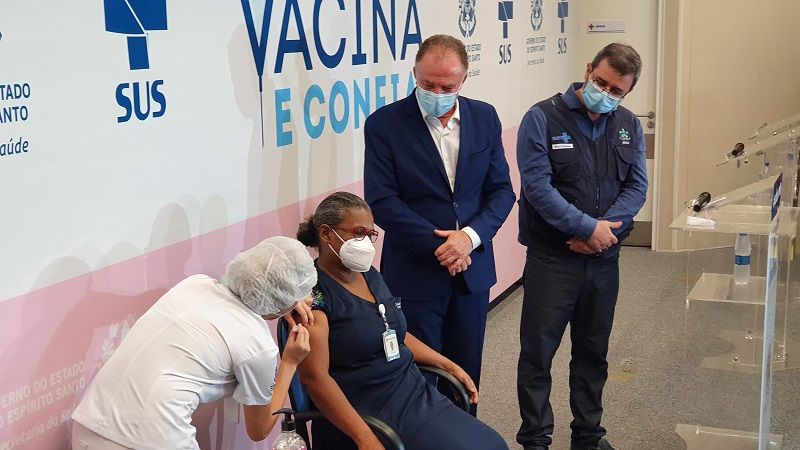Iolanda Brito foi a primeira pessoa no Espírito Santo a receber a vacina contra a Covid-19 (Foto: Secom-ES)