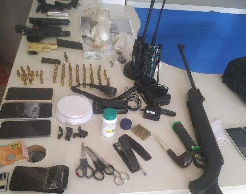 Foram apreendidas armas de grosso calibre, radiocomunicadores, drogas, celulares, balança de precisão e munições de calibres .40 e 380 (Foto: Kananda Natielly)