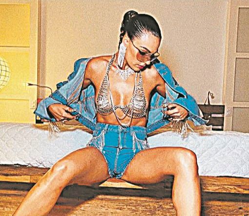 Isis Valverde sexy de body chain (Foto: Instagram)