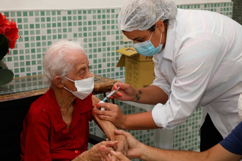 Idosos que moram em asilos já foram vacinados contra a Covid nos municípios da Grande Vitória (Foto: Claudio Postay / SECOM-Cariacica)
