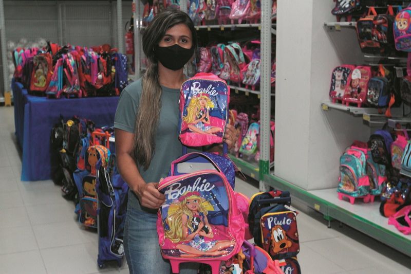 Joquebede Rocha notou aumento nos preços na sessão de material escolar (Foto: Leone Iglesias/AT)