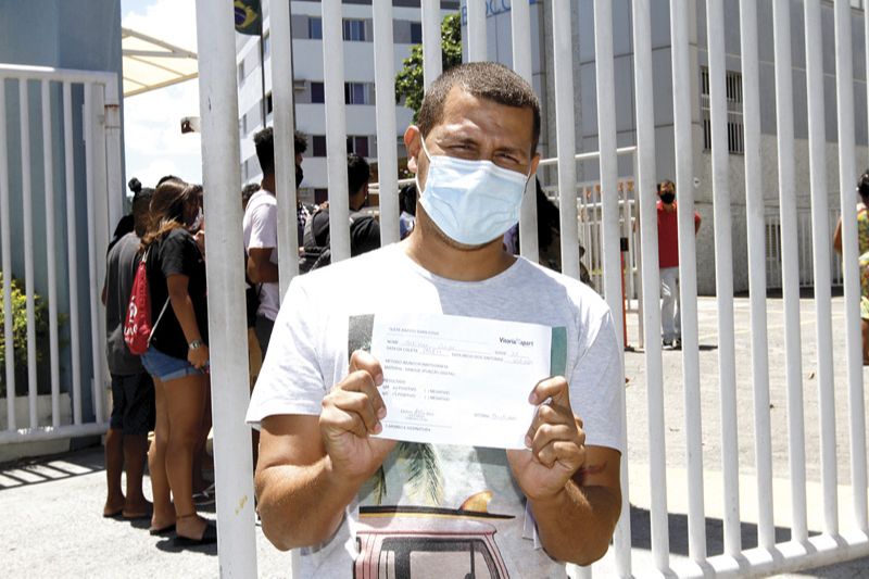 Josimar Langa mostra teste que aponta que ele já teve contato com vírus (Foto: Leone Iglesias / AT)