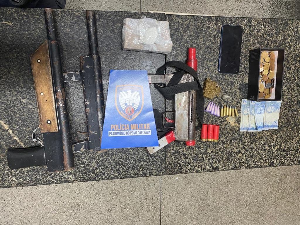 Armas, munições e drogas foram encontradas na casa do acusado (Foto: Divulgação/ PMES)